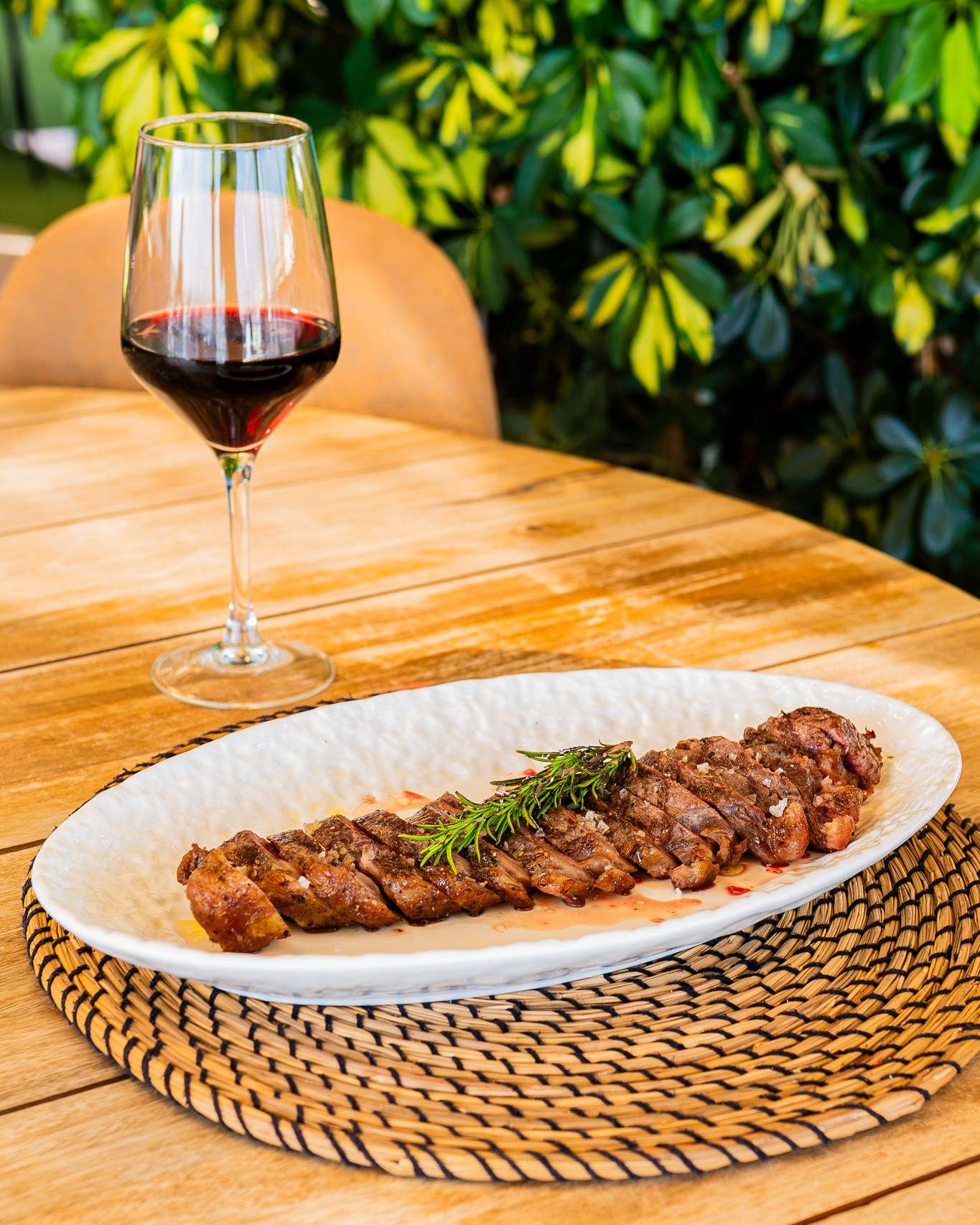 Carne trinchada a la brasa con salsa chimichurri y romero en Bianco Sea Emotion Torrevieja.